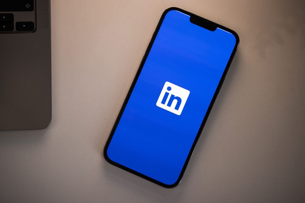 Telefonda LinkedIn logosu