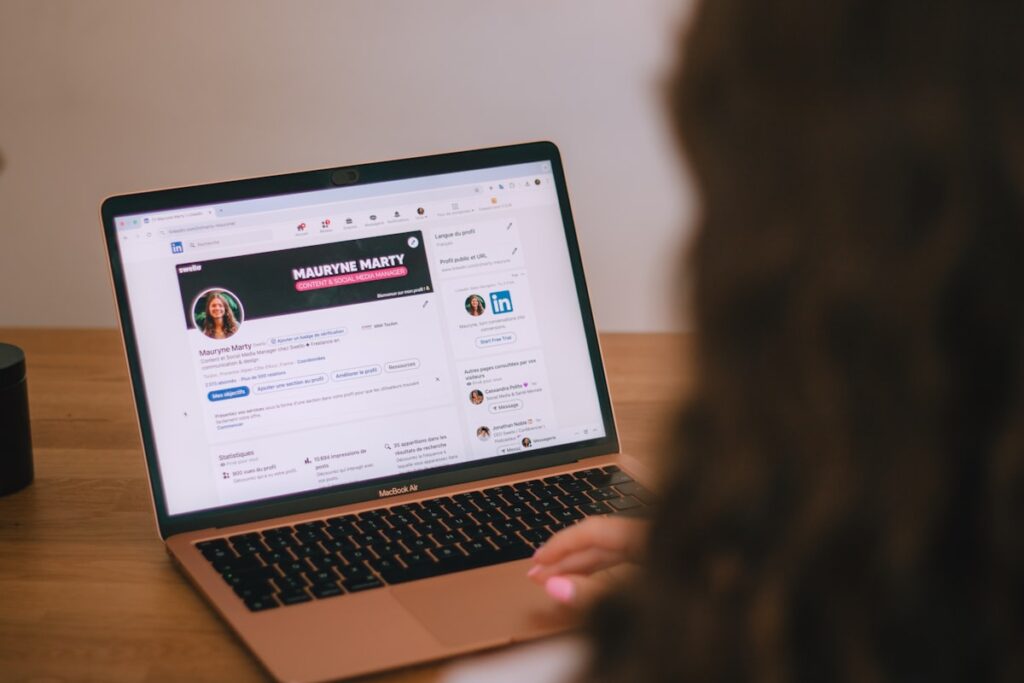 Laptopta profil sayfasına bakan kişi